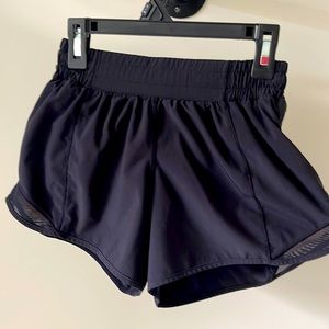 Lululemon Atletica Low Rise Lined Short 2.5” Sz 2